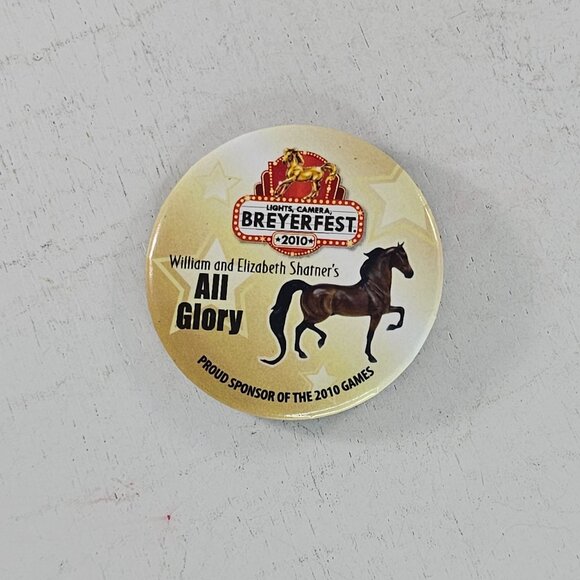 Breyer 2010 Button Pin Lights Camera Breyerfest All Glory - Picture 2 of 4